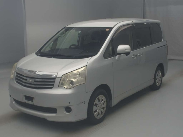 TOYOTA NOAH 2013