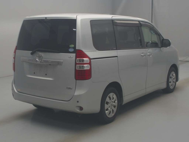 TOYOTA NOAH 2013