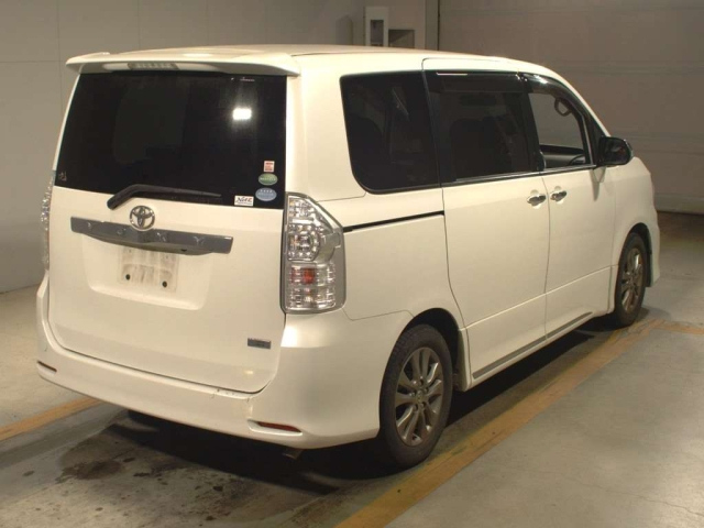TOYOTA VOXY 2013