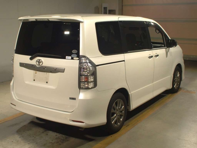 TOYOTA VOXY 2011