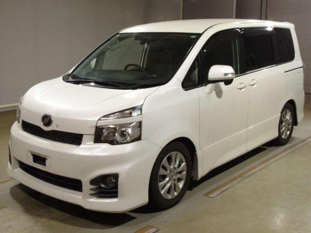 TOYOTA VOXY 2010