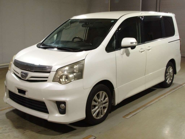 TOYOTA NOAH 2010