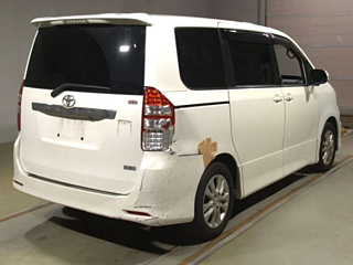 TOYOTA NOAH 2010
