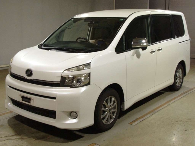 TOYOTA VOXY 2010
