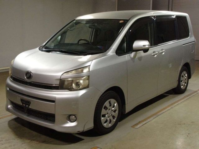 TOYOTA VOXY 2011