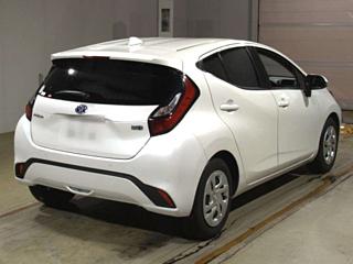 TOYOTA AQUA 2021