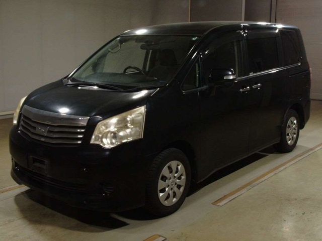 TOYOTA NOAH 2013