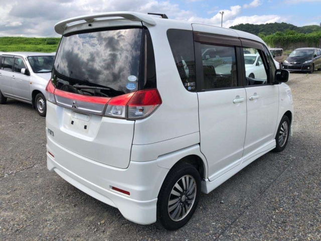 MITSUBISHI DELICA D2 2012
