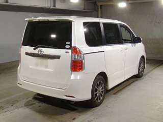 TOYOTA NOAH 2010