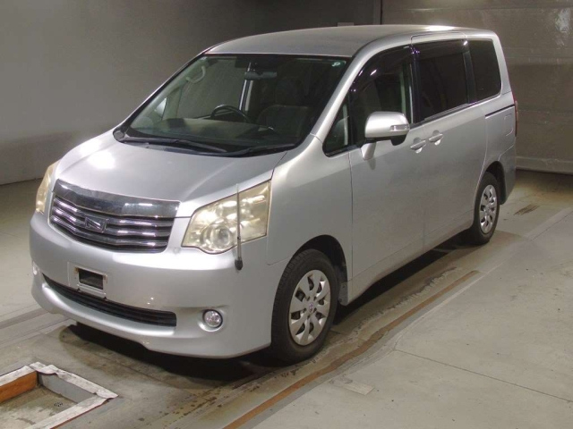 TOYOTA NOAH 2011