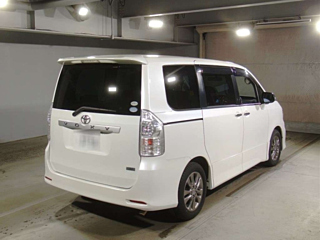 TOYOTA VOXY 2011