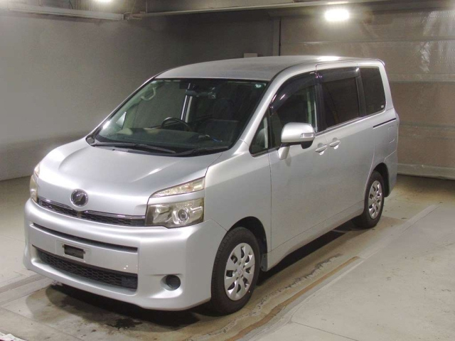 TOYOTA VOXY 2010