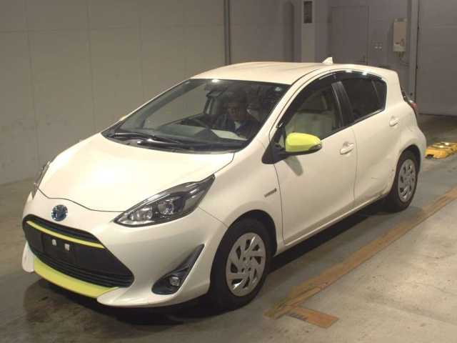 TOYOTA AQUA 2017