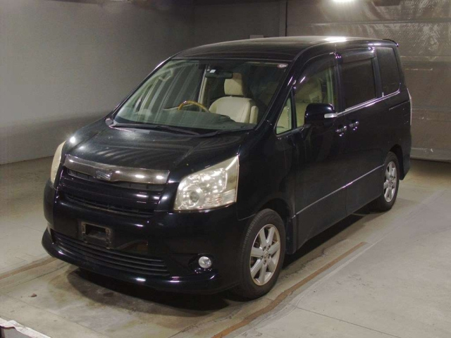 TOYOTA NOAH 2010
