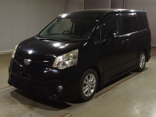 TOYOTA NOAH 2011