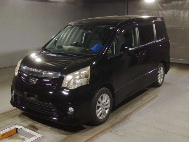 TOYOTA NOAH 2010