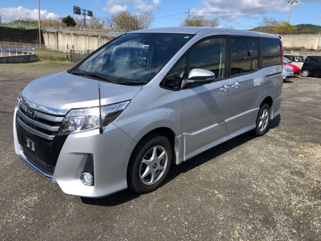 TOYOTA NOAH