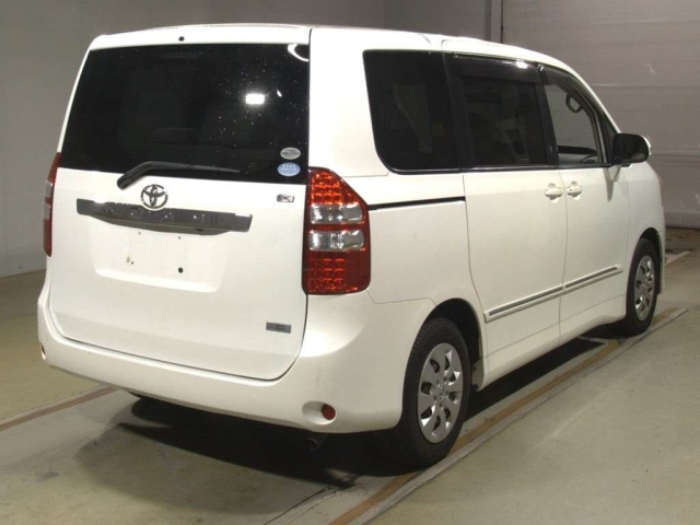 TOYOTA NOAH 2010
