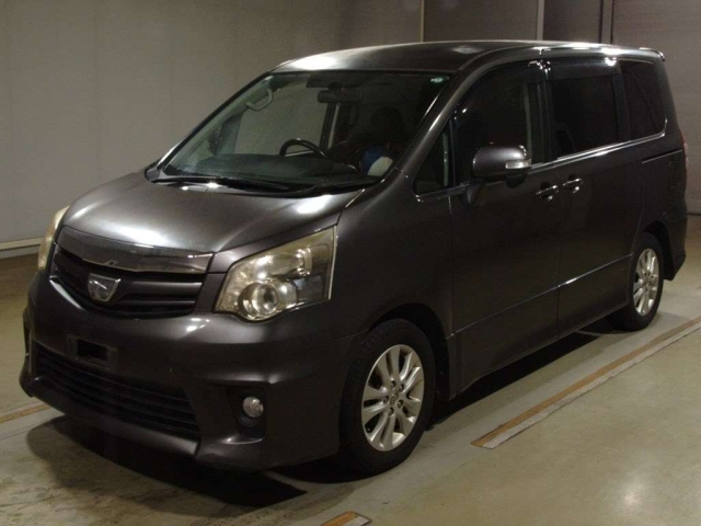 TOYOTA NOAH 2010