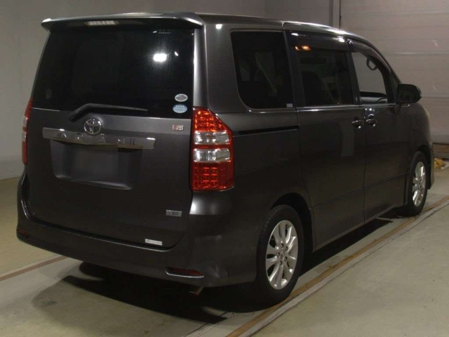 TOYOTA NOAH 2010