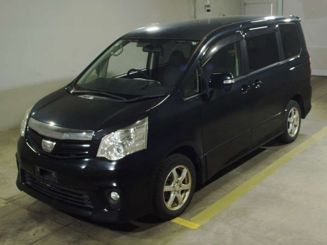 TOYOTA NOAH 2013
