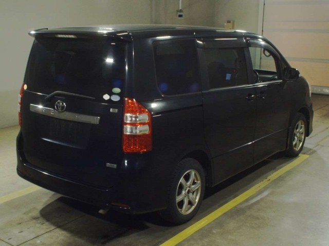 TOYOTA NOAH 2013