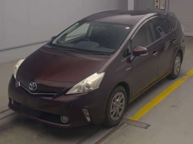 TOYOTA PRIUS ALPHA 2013