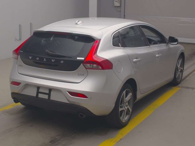 VOLVO V40 2015