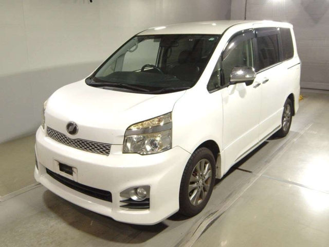 TOYOTA VOXY 2013