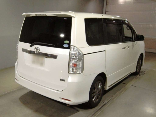 TOYOTA VOXY 2013