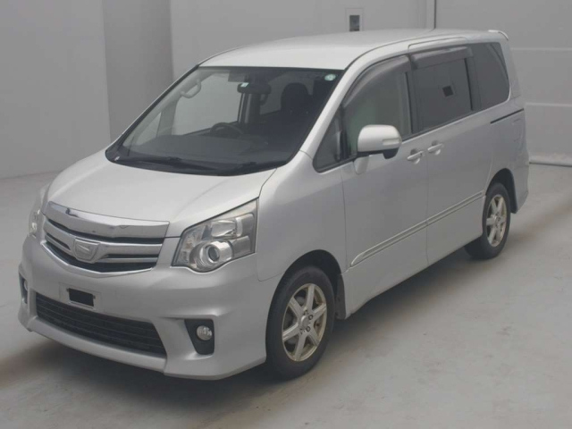 TOYOTA NOAH 2010