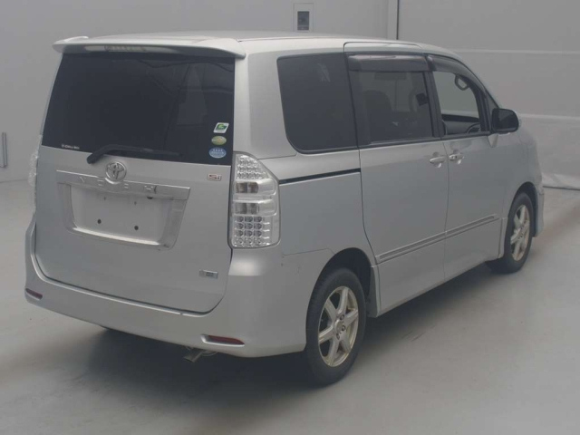 TOYOTA NOAH 2010