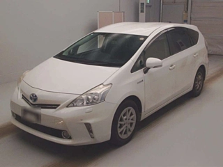 TOYOTA PRIUS ALPHA 2013