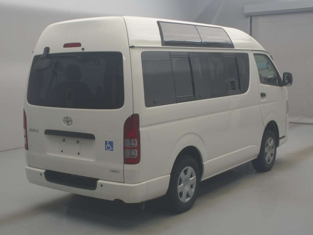 TOYOTA HIACE VAN 2011