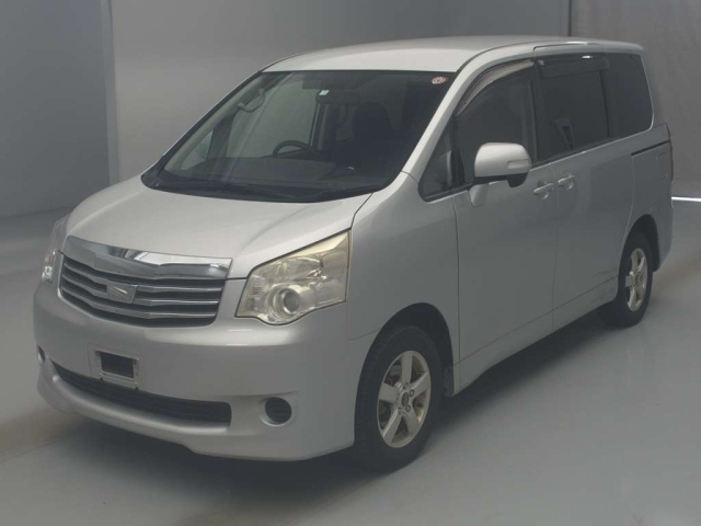 TOYOTA NOAH 2010