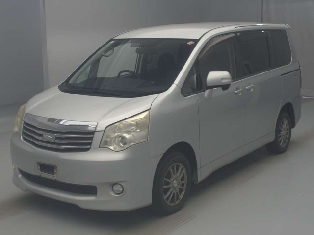 TOYOTA NOAH 2010