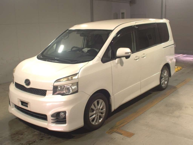 TOYOTA VOXY 2010