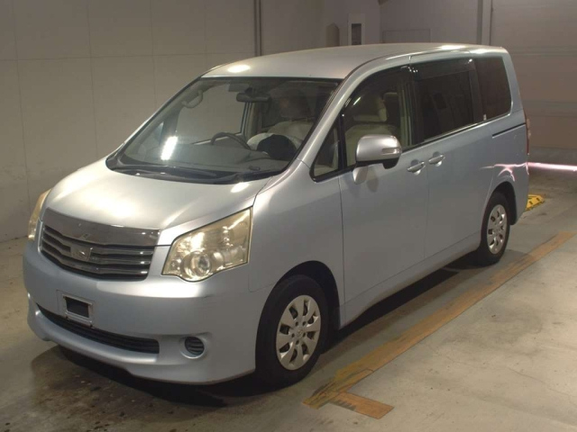 TOYOTA NOAH 2010