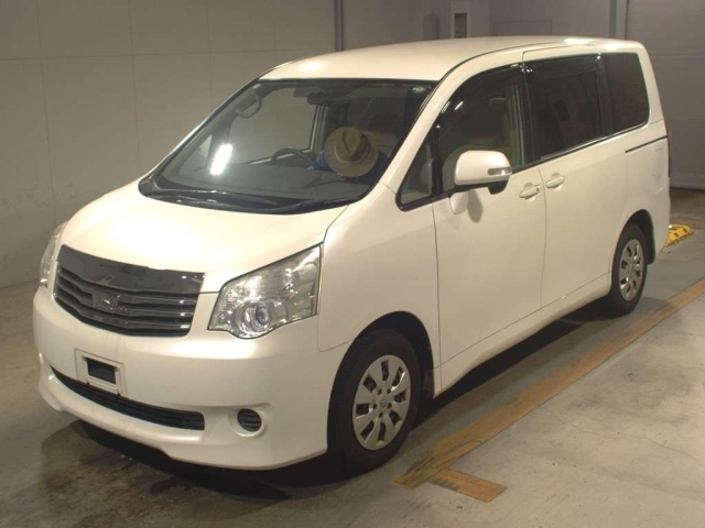 TOYOTA NOAH 2010