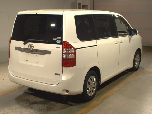 TOYOTA NOAH 2010