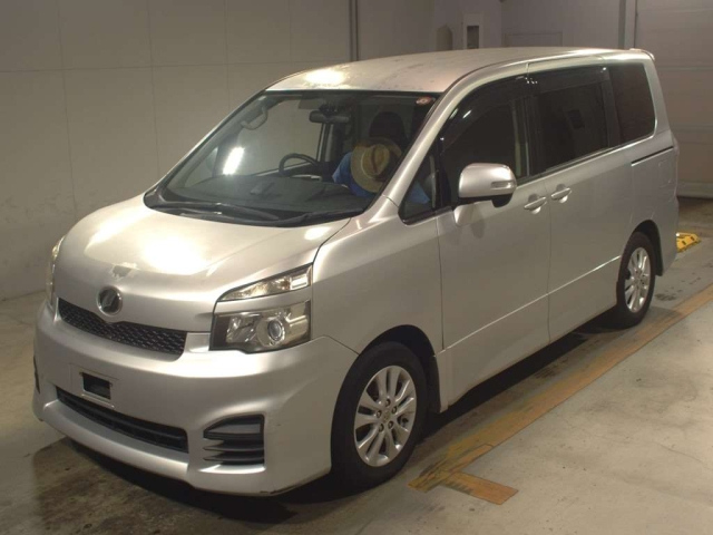 TOYOTA VOXY 2010
