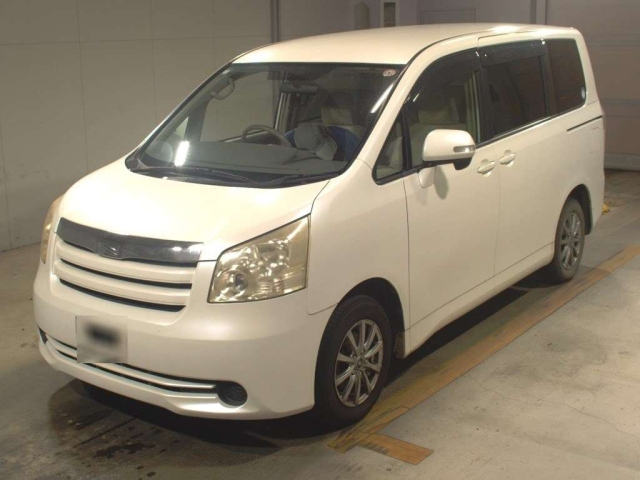 TOYOTA NOAH 2010