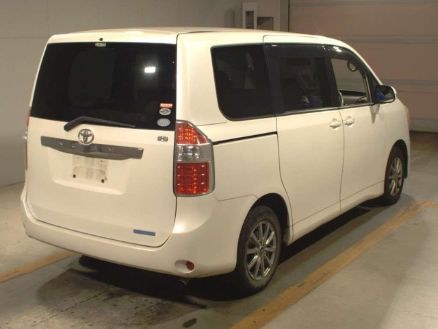 TOYOTA NOAH 2010