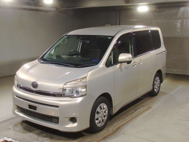 TOYOTA VOXY 2011