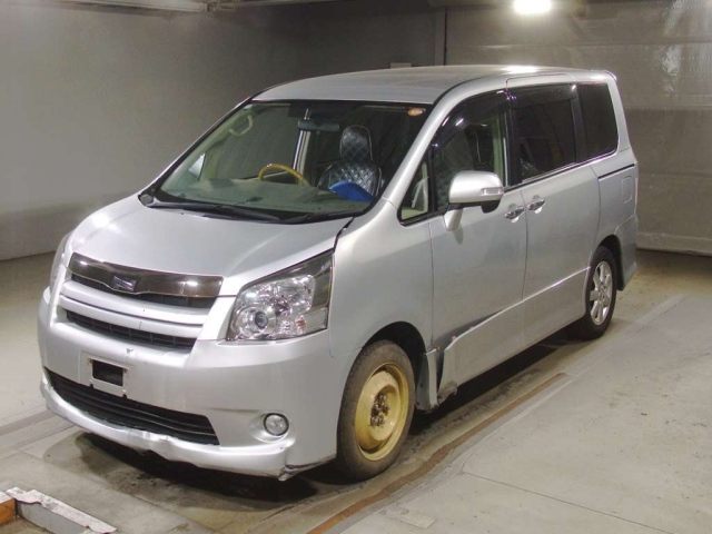 TOYOTA NOAH 2010