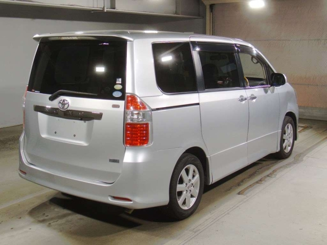 TOYOTA NOAH 2010