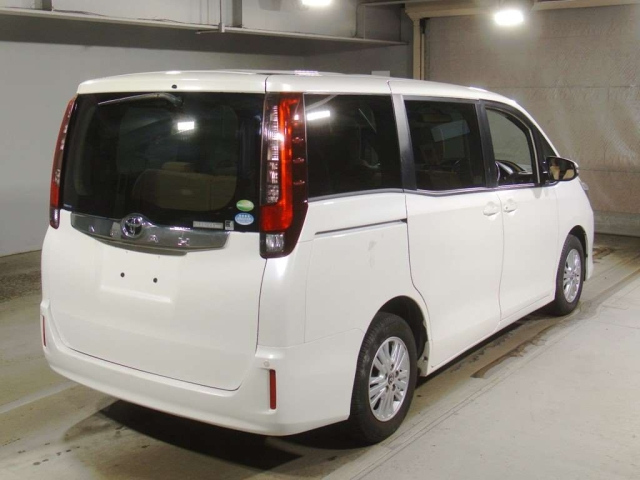 TOYOTA NOAH 2014