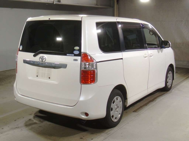 TOYOTA NOAH 2009