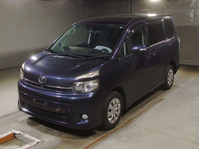 TOYOTA VOXY 2010