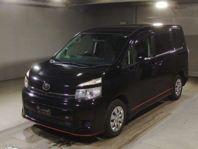 TOYOTA VOXY 2013